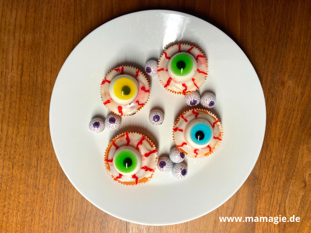 Augen als Muffins für das Halloween-Buffet