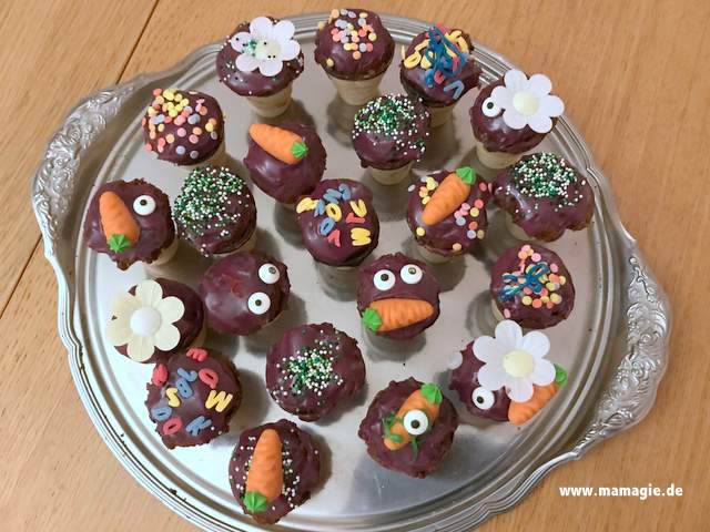 Kleine Kuchen oder Muffins im Eisbecher