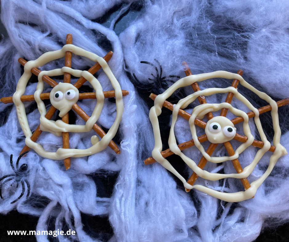 Spinnennetze aus Salzstangen als Halloween-Snack
