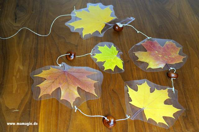 Herbstliche Fensterdeko mit bunten Blättern