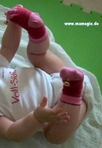 DIY Socken mit Glöckchen, um Babys zu beschäftigen