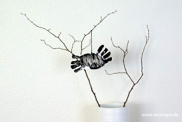 Spinne aus Handabdrücken zur Demo mit Kindern basteln