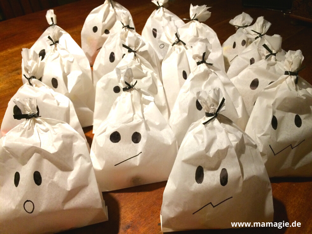 Selbstgemachte Gespenstertüten für die Halloweenparty