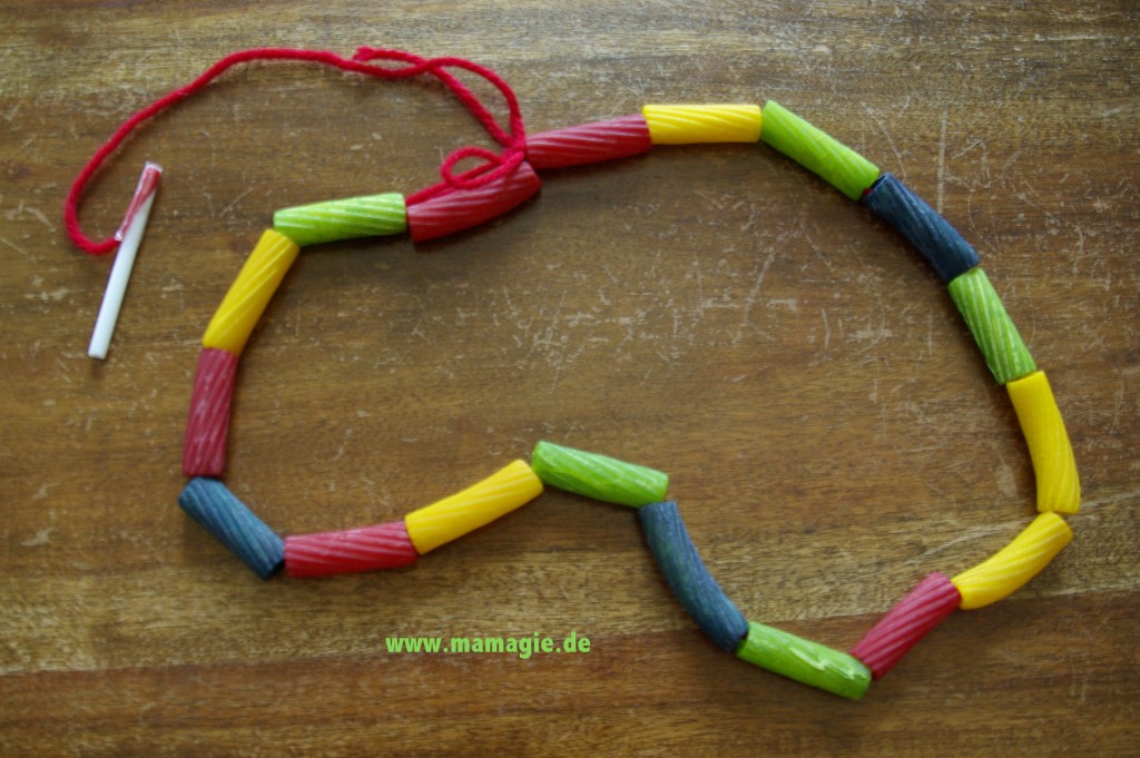 Bunte Nudelkette