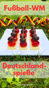 Schneller Snack zur Fußball-WM: Käse-Spieße mit Cocktailtomaten und schwarzen Oliven. Sehen aus wie die Deutschlandfahne.