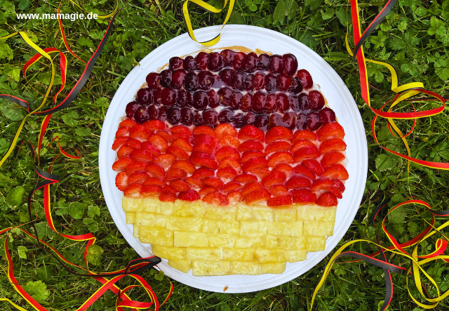 Cooler Kuchen zur Fußball-WM oder -EM mit Obst, der aussieht wie die Deutschland-Flagge