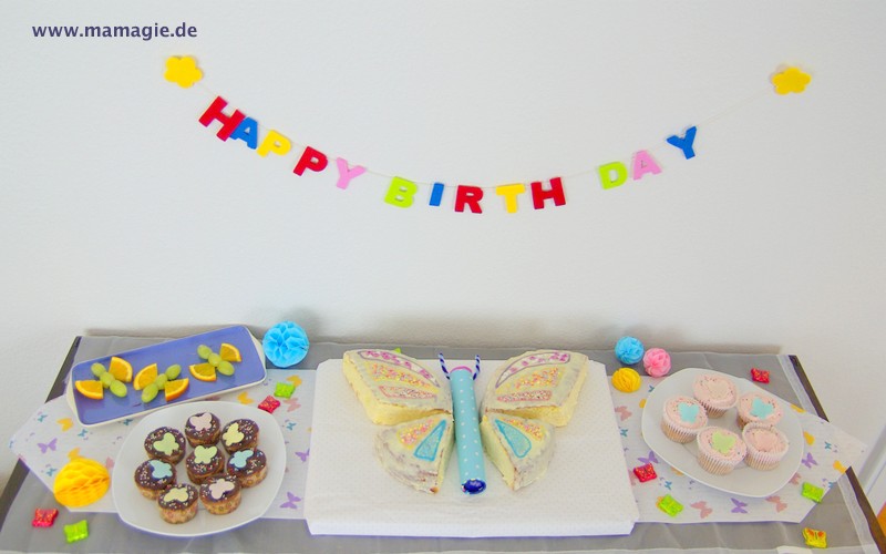 Buffet mit Schmetterlingskuchen, Schmetterlings-Cupcakes, Schmetterlings-Fruchtspieße
