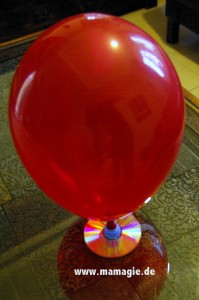 Luftkissenboot aus CD, Flaschenverschluss und Luftballon