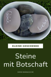 Beschriftbare Steine mit Tafelfarbe selber machen für ein individuelles kleines Mitbringsel oder Geschenk zum Mutter oder Vatertag