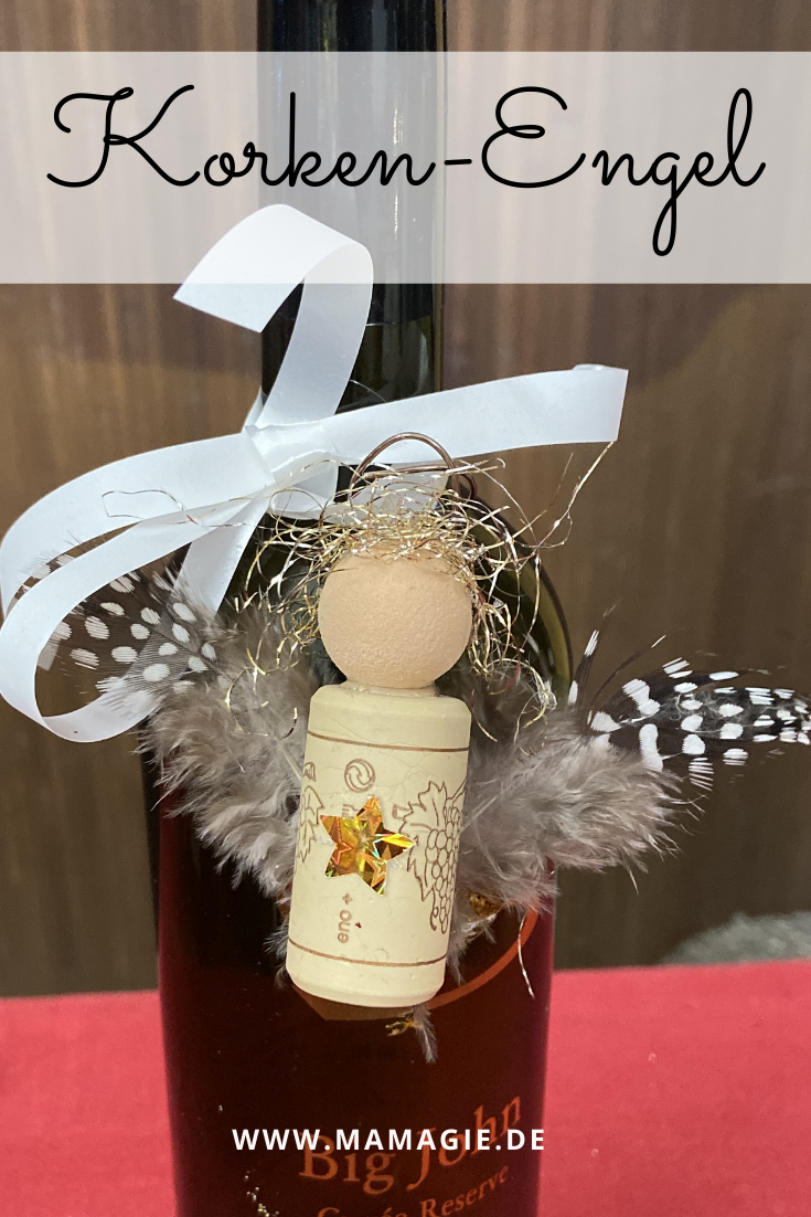 Selbstgemachte Engel aus Weinkorken als hübsche Verzierung für eine Weinflasche