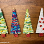 Weihnachtsbäume aus Pappe, Wolle und Perlen mit kleinen Kindern selber machen als Weihnachtsgeschenk für Oma, Opa, Tante und Onkel.