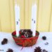 Selbstgemachter Adventskranz in der Messing-Gugelhupfform mit Moos und roter Beerendeko und Zapfen