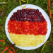Cooler Kuchen zur Fußball-WM oder -EM mit Obst, der aussieht wie die Deutschland-Flagge