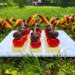 Leckere Käsespieße mit Cocktailtomate und schwarzen Oliven, die aussehen wie die Deutschlandfahne