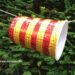 Becher mit Hilfe einer Wasserpistole bewegen