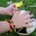 kinderleich selbstgemachte Armbänder in schwarz rot gold