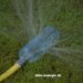 Selbstgemachter Sprinkler oder Rasensprenger aus Plastikflasche